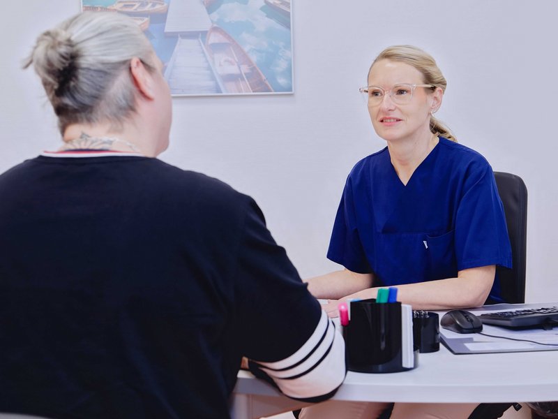 Ärztin im Gespräch mit Patientin bei Erstvorstellung im Lungenemphysemzentrum